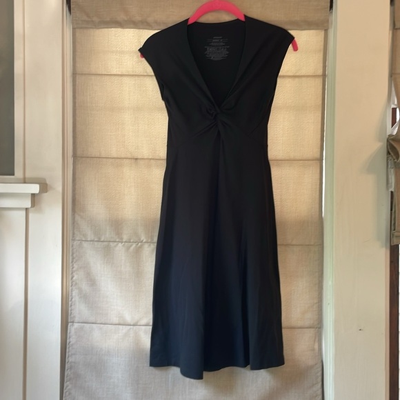 Patagonia Twist Front Dress 
XS 
36” Total Length 
Stretchy, wicking fabric - Picture 2 of 5